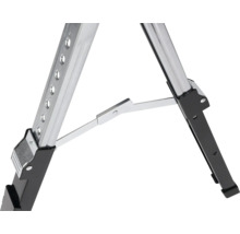 Detailní pohled na hliníkovou pracovní plošinu s ocelovou vzpěrou