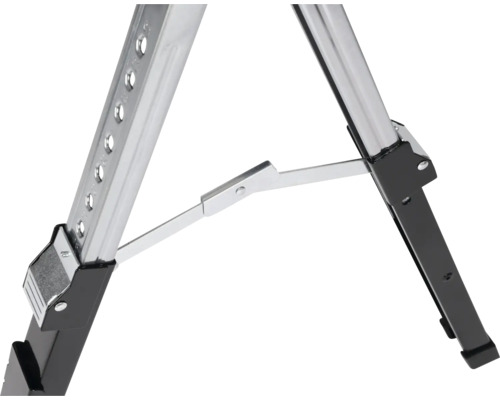 Detailní pohled na hliníkovou pracovní plošinu s ocelovou vzpěrou