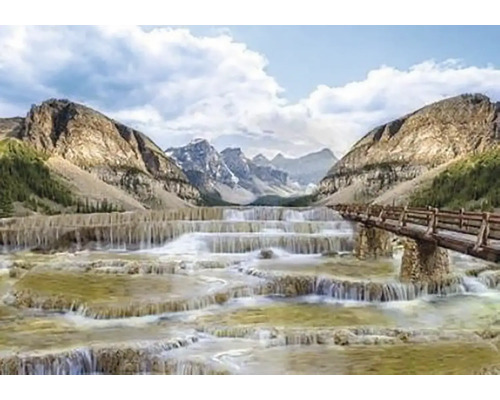 Krajina s horami, vodopády a mostem