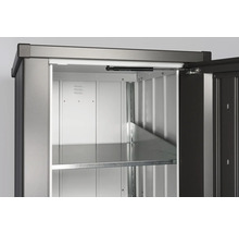 Vnitřní pohled na kovový zahradní domek s policemi