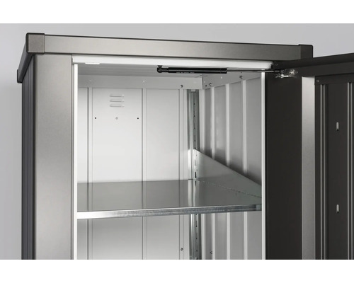 Vnitřní pohled na kovový zahradní domek s policemi