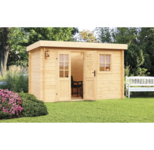 Dřevěný zahradní domek s dvoukřídlými dveřmi a okny na zahradě