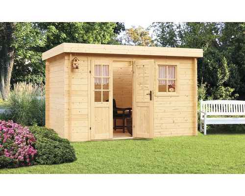 Dřevěný zahradní domek s dvoukřídlými dveřmi a okny na zahradě