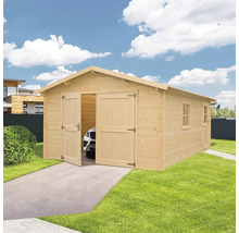 Dřevěná garáž s otevřenými dveřmi a autem uvnitř na zahradě