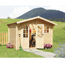 Dřevěný zahradní domek s otevřenými dveřmi, trávník v pozadí