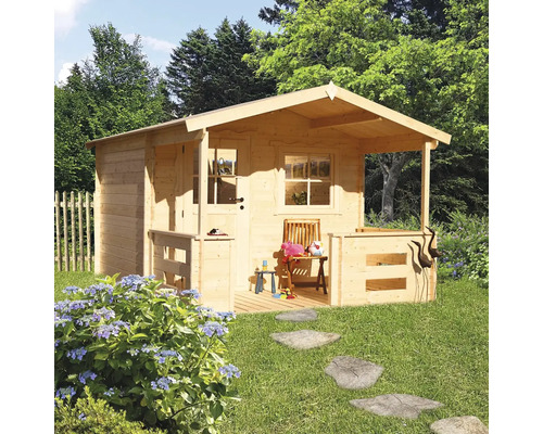 Dřevěný domeček na hraní s verandou na zahradě