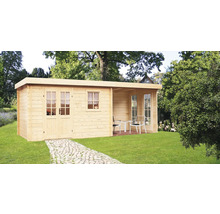 Zahradní scéna s dřevěným zahradním domkem s terasou, okny a dvoukřídlými dveřmi na trávníku