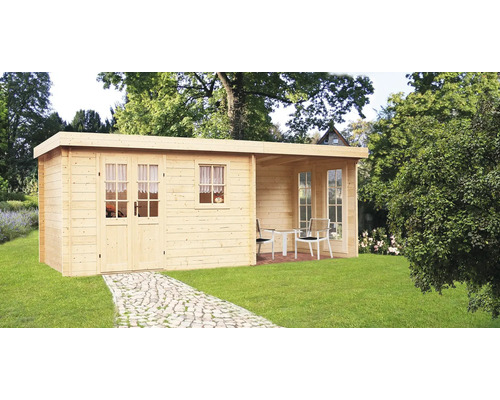 Zahradní scéna s dřevěným zahradním domkem s terasou, okny a dvoukřídlými dveřmi na trávníku