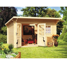 Zahrada s dřevěným zahradním domkem s otevřenými dvoukřídlými dveřmi, oknem, zahradním nábytkem a dekorací