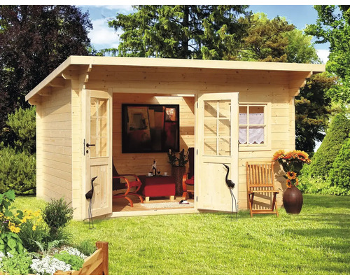 Zahrada s dřevěným zahradním domkem s otevřenými dvoukřídlými dveřmi, oknem, zahradním nábytkem a dekorací