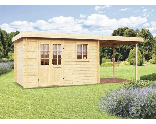 Dřevěný zahradní domek s přístavbou na trávníku