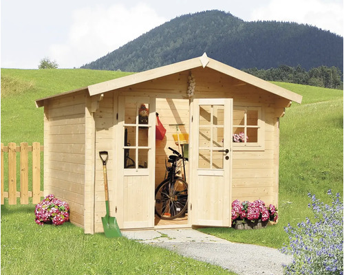 Dřevěný zahradní domek s otevřenými dveřmi a oknem v zelené krajině