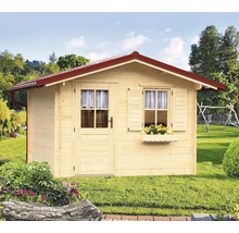 Zahradní domek s dveřmi, okny a truhlíkem na květiny na zahradě