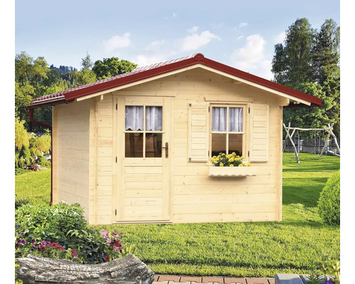 Zahradní domek s dveřmi, okny a truhlíkem na květiny na zahradě