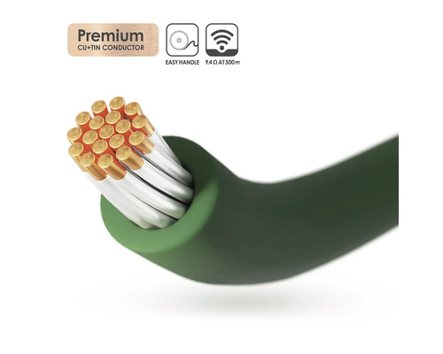 Detail zeleného elektrického kabelu s měděnými a cínovými vodiči