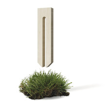 Dřevěný sloupek s drážkou a kusem trávníku