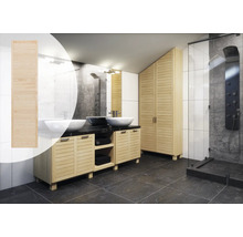 Koupelna se skříňkou s umyvadlem, zrcadlem, policí a sprchou ze světlého dřeva