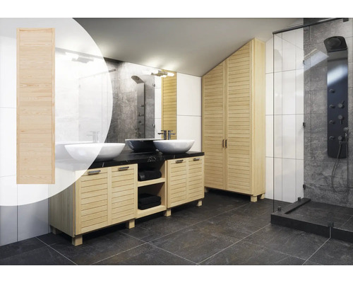 Koupelna se skříňkou s umyvadlem, zrcadlem, policí a sprchou ze světlého dřeva