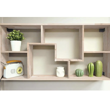 Nástěnná police s přihrádkami a dekorativními předměty, jako je rádio, rostliny a keramické figurky