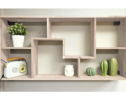 Nástěnná police s přihrádkami a dekorativními předměty, jako je rádio, rostliny a keramické figurky