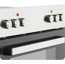 Detailní záběr sporáku s otočnými knoflíky