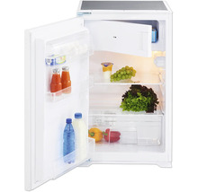 Otevřená chladnička s různými potravinami