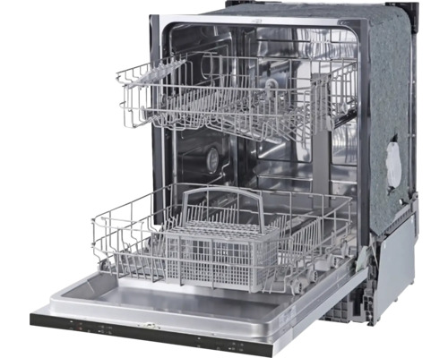 Otevřená myčka nádobí s vnitřním vybavením