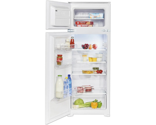 Otevřená chladnička s potravinami na policích