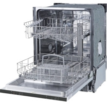 Otevřená myčka nádobí s košem na příbory a koši na nádobí