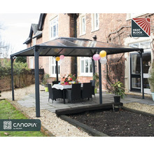 Postavený zahradní altán se stolem a židlemi na zahradě s pečetí Heat Block Technology