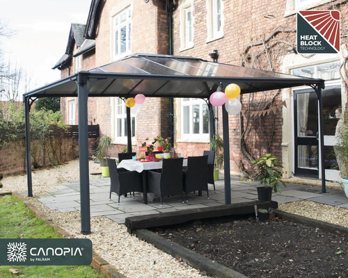 Postavený zahradní altán se stolem a židlemi na zahradě s pečetí Heat Block Technology