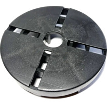 Kulatý kryt s centrálním otvorem a čtyřmi štěrbinami