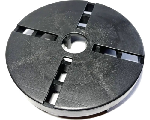 Kulatý kryt s centrálním otvorem a čtyřmi štěrbinami