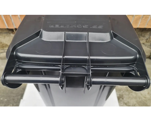 Detailní pohled na popelnici s víkem a madlem.