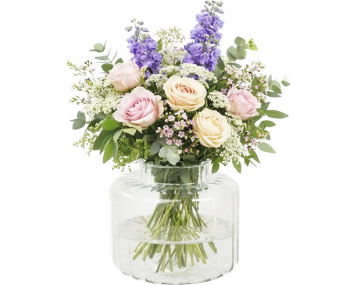 Kytice růží a ostrožky v skleněné váze