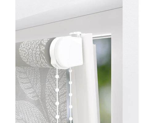 Roleta s květinovým vzorem a řetízkovým ovládáním na okně