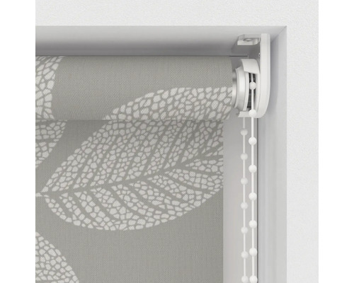 Roleta se vzorem listů a řetízkovým ovládáním