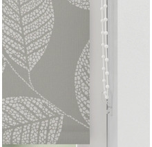 Roleta se vzorem listů a řetízkovým ovládáním