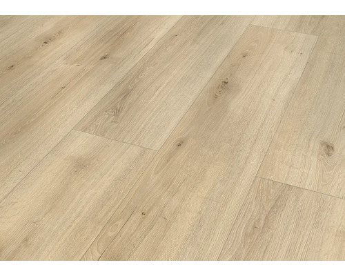 Položená světlá laminátová podlaha s dřevěnou strukturou.