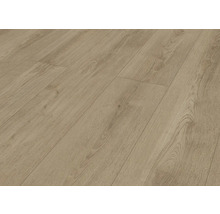 Světlá laminátová podlaha se vzhledem dřeva