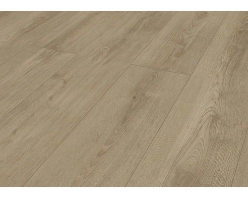 Světlá laminátová podlaha se vzhledem dřeva