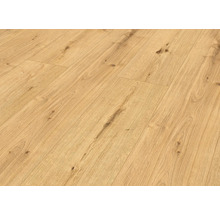Položená laminátová podlaha s dřevěným vzhledem