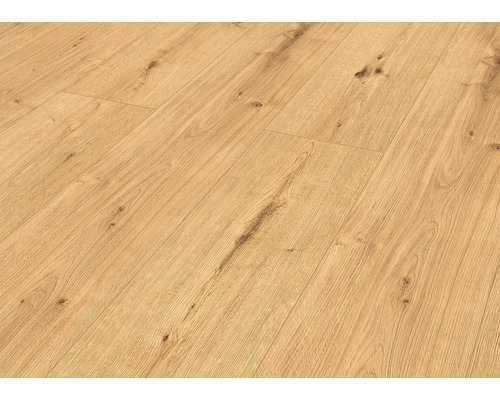 Položená laminátová podlaha s dřevěným vzhledem