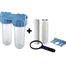 Dvojitý vodní filtr s filtračními patronami, montážním klíčem a nástěnným držákem