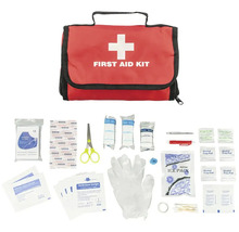 Lékárnička s obvazy, nůžkami, tampony a dalším vybavením