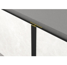 Detailní záběr na obkladačskou lištu pro spojování nástěnných obkladů