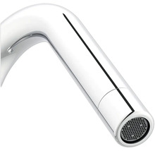 Detailní pohled na chromovanou vodovodní baterii