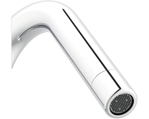 Detailní pohled na chromovanou vodovodní baterii