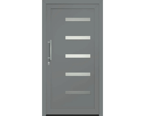 Šedé vchodové dveře s pěti vodorovnými ozdobnými prvky, klikou a zámkem