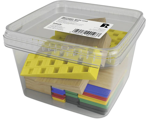 Montážní klíny a sada desek v průhledné plastové krabici